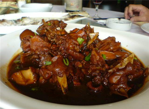 兔子惹了谁?红烧兔头麻辣兔头为啥受伤的总是兔子?