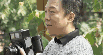 平日里的的杨子珊是温婉的美人,但是黄渤镜头下的她却笑弯了眉眼.