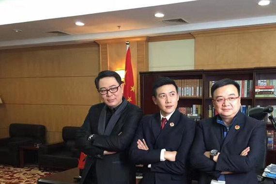 他为拍人民的名义卖房，娶小11岁老婆，座驾仅几十万