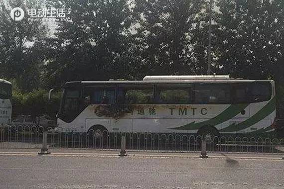 蟹岛新能源大巴着火 疑鞭炮点燃柳絮引起
