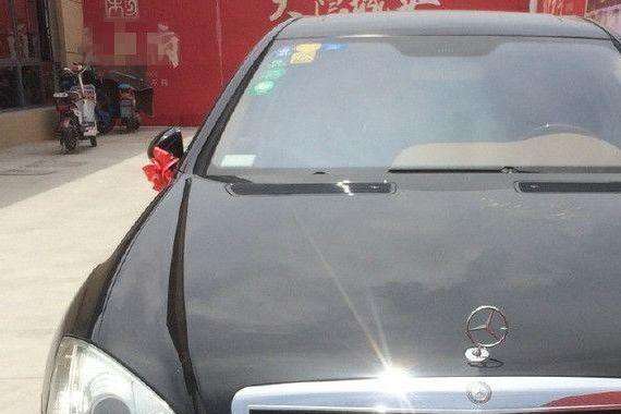 京城独有的奔驰，回头率百分之百，找个停车场很困难