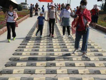 减速带有这么强的杀伤力 ，飞跃过去的车主都后怕