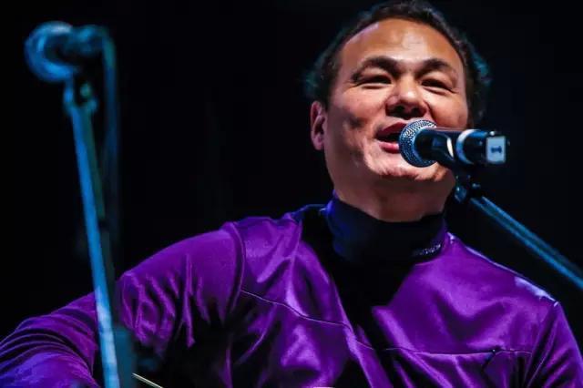 他36岁恋上9岁女孩 等10年娶为妻子 这就是爱情!