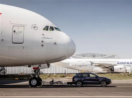 汽车与飞机较量，保时捷卡宴一脚油门拉动空客A380