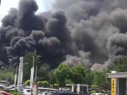 北京蟹岛起火 上百辆新能源大巴车被烧毁