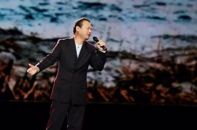 他36岁恋上9岁女孩 等10年娶为妻子 这就是爱情!