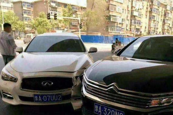 C6首撞Q50L,C6没事英菲修车花5万,好车为啥销量差