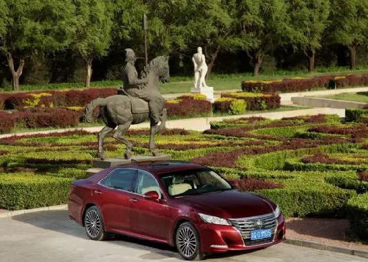 不但“T动力”具活力，两块触控屏也让皇冠更加年轻