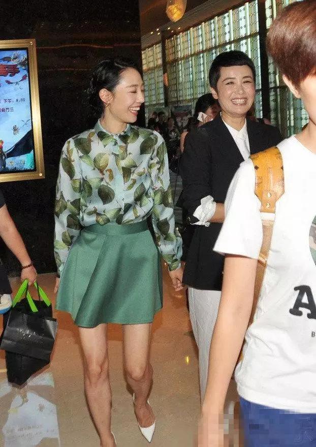 33岁白百何人气这么快就回归了?但脚上鞋子才