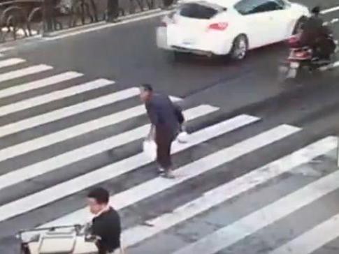 过斑马线太慢被撞，没有交通信号灯，车必须让人