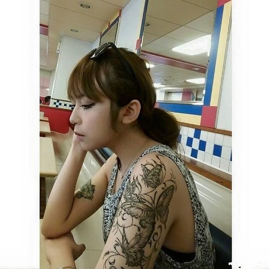 凶妹刺青师标准工作服:刺个青还要被害羞一把!