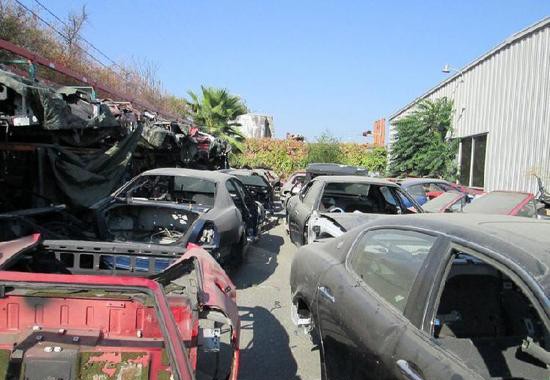 国外小伙倒卖报废豪车，总价值过亿，简直不敢想象！