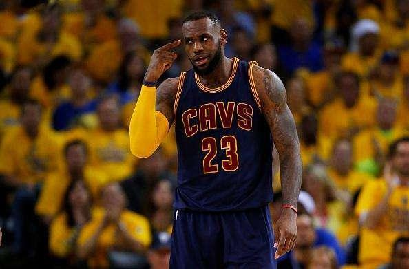 詹姆斯季后赛7场比赛6次30+,场均34分9板7助