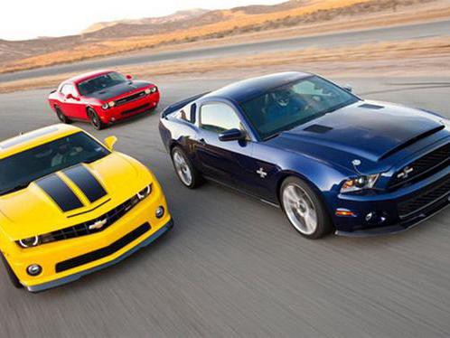 40万买啥？是男人就上肌肉车，科迈罗和野马对刚