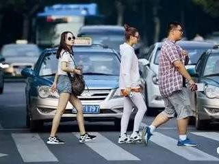 中国这么多城市,为什么只有杭州深圳的司机礼让行人?