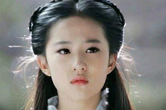 现在女生都早熟吗？小学生不仅恋爱，还在操场上热吻