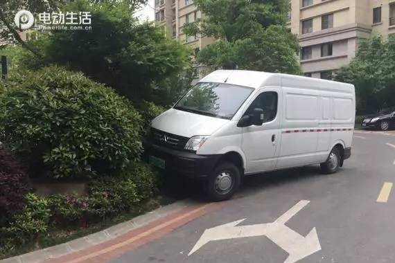 离完美只差那么“一点点” 小区尴尬桩点