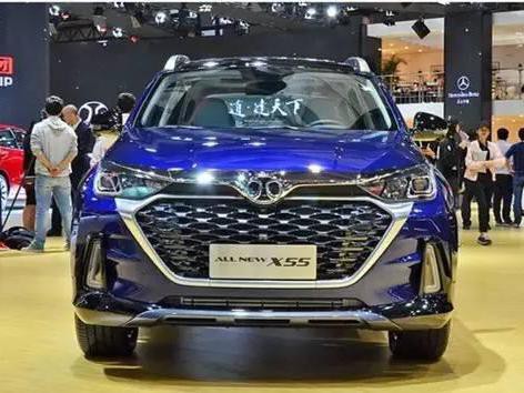高配置小型SUV，奔驰内饰，遗传BJ212的外观血统