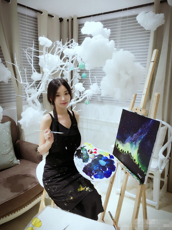 你看到童菲性感一面，现实中的她是一个清新的软妹子