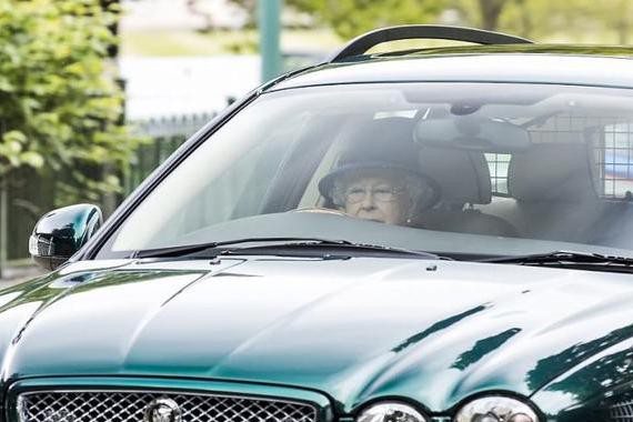 91岁英国女王仍能开车上路，技术很溜！