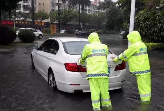 大雨来袭汽车变轮船，后悔没买辆涉水深的SUV
