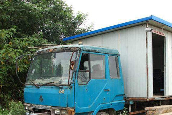 大床房+办公室 小老板竟将废弃卡车改造成房车