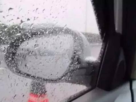 为什么高速路上千万不能开同侧车窗？