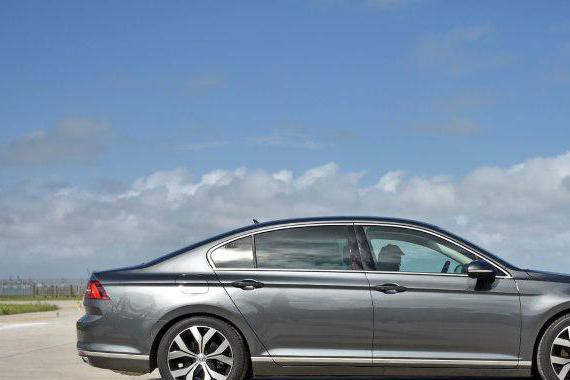 车长近4米9，操控不输奥迪A6，卖18万叫板帕萨特