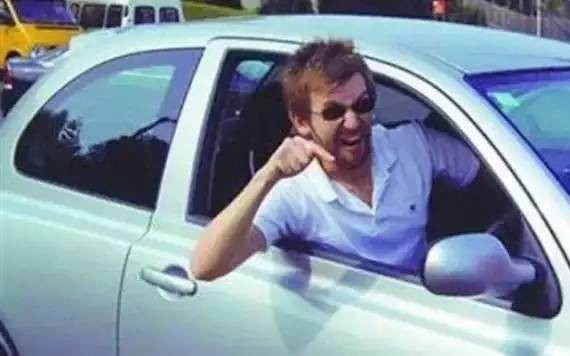 揭秘开车十大恶习，你觉得哪个最气人？