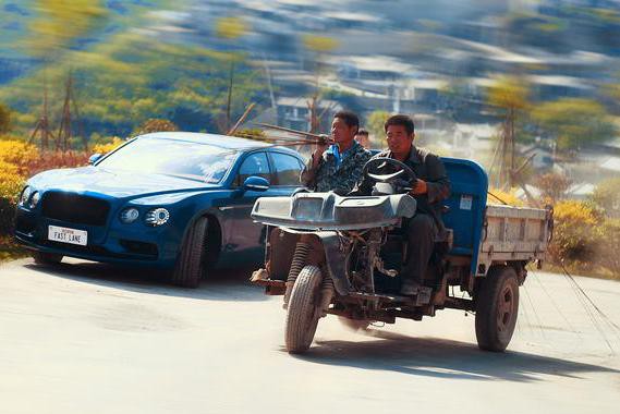 12缸的宾利被农用三轮无情超车 你还敢说自己最快？