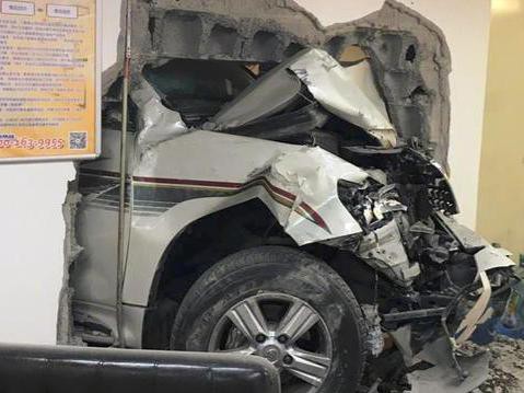 有的撞穿墙，有的却碎成渣，日系车质量差距这么大？