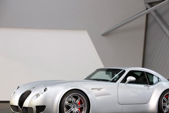 脸大屁股飞吗，世界最丑跑车，竟和法拉利一个价！