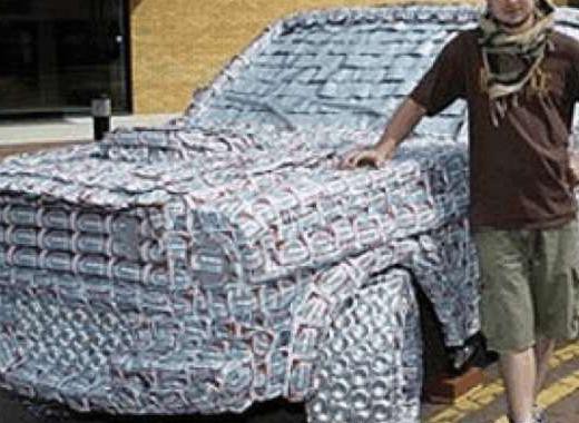 小伙用6000啤酒空罐造车, 还没上路就被酒鬼拦下