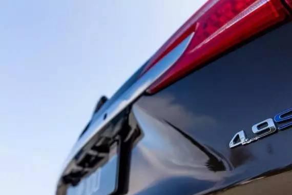 比亚迪唐100纯电续航100公里，油耗1.8L，车标换“唐”