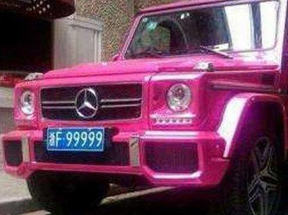 90后美女把200万奔驰涂成粉色，看到车主小编恋爱了
