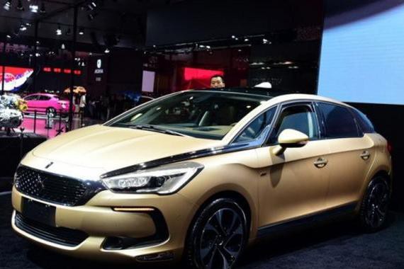 标配三块独立天窗，总统座驾档次不输奔宝奥，22万