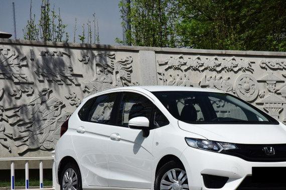 连ACC自适应巡航，电子档杆都有，新款飞度气死帝豪