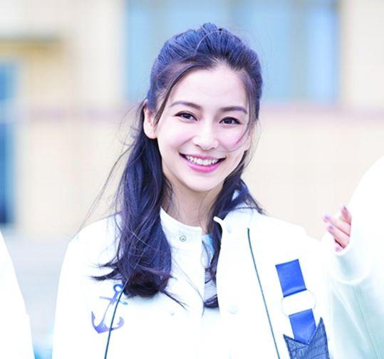 杨颖复出丸子头龙须刘海,但高圆圆才是最美示