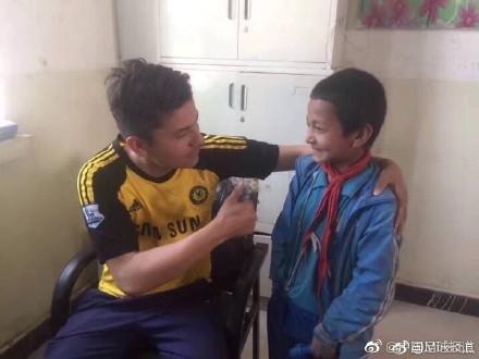 新疆男孩攒毛票买足球 中国足球的未来就在这