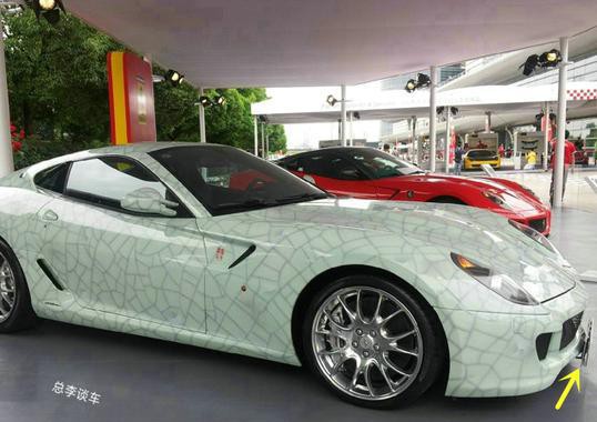 世界仅此一辆，1200万的法拉利停车，旁边有保安看护