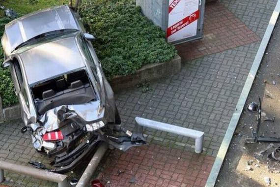 因为一个小动作，车子从楼上坠落，网友称要美不要命