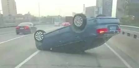 黑色小车插到路中间，腾空倒挂开到了路的另一边。