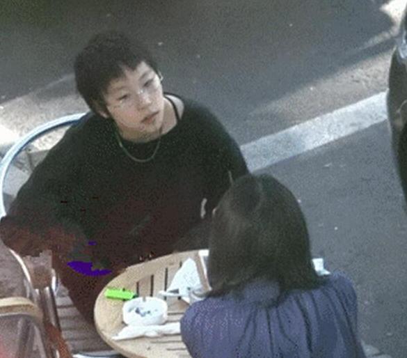 窦靖童路边熟练抽烟,网友:烟瘾真大,抽烟像王菲!