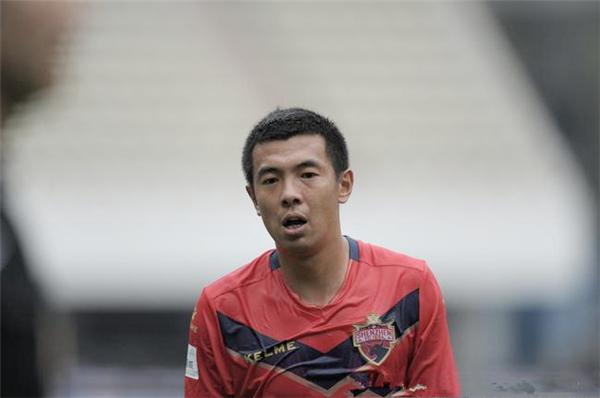 徐亮带伤上阵媳妇不满教练:大车司机都能当足