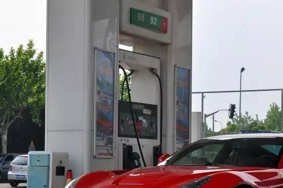 国内超跑最多的加油站，似车展，不是豪车不好意思来