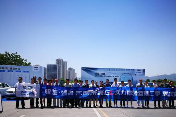 你见过最长A级轿车甩尾耍酷吗？装逼就要成这样！