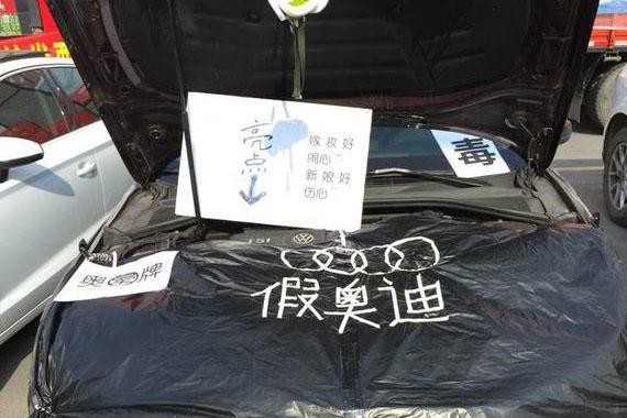 22万买奥迪A3，引擎盖上却挂大众标，车主做法亮了