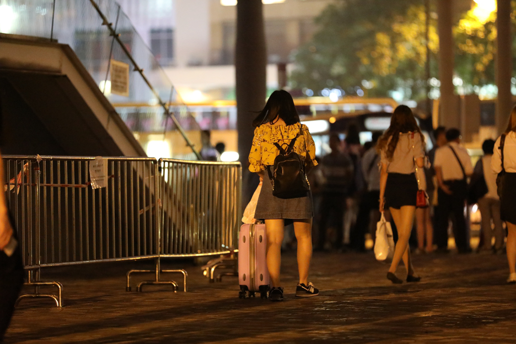 街拍香港,夜晚尖沙咀码头那些停留或行走的人群