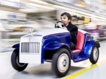 5岁就开上限量跑车！王思聪的童年都没这么幸福