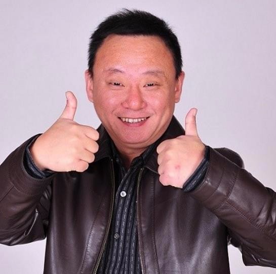 邵峰有一个非常幸福的家庭,26岁的他经人介绍认识了自己的妻子赵霞